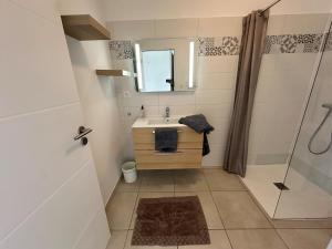 Maisons de vacances Villa contemporaine a 2 pas de la mer avec piscine privee : photos des chambres