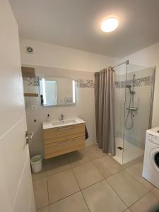 Maisons de vacances Villa contemporaine a 2 pas de la mer avec piscine privee : photos des chambres