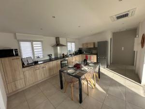 Maisons de vacances Villa contemporaine a 2 pas de la mer avec piscine privee : photos des chambres