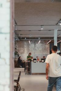 Man Met Bril Koffie Hotel