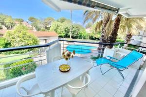 Apartment with pool near the sea