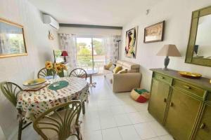 Apartment with pool near the sea