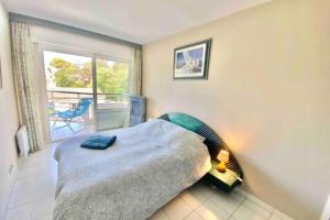 Apartment with pool near the sea