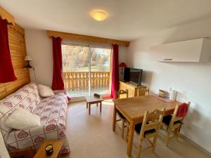 T2 view, skiing, summer pool Balcons du Soleil