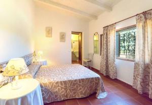 Beautiful traditional style country house by Renthousing