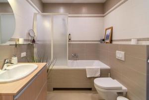 2 Bedroom Apt with Balconies