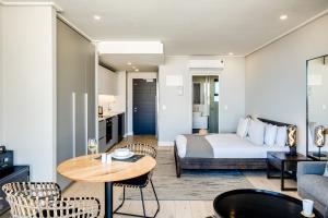 Bantry Bay Retreat, Ocean and Mountain Views