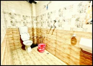 HOTEL DEV VILLA PALACE Near Kashi Vishwanath Temple - Free Wifi & Parking Services - Fully Air Conditioning Deluxe Romms - Best Guest House In Varanasi