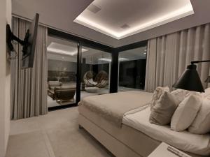 Luxury Villa with Breathtaking Views in Marbella By Lodgerstrip