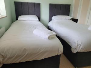 The Holbein Three bedroom home near tilgate park private parking and garden