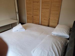 The Holbein Three bedroom home near tilgate park private parking and garden