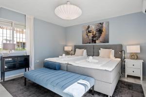 Townhouse with pool by Costarentals- Ref 199