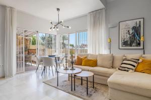 Townhouse with pool by Costarentals- Ref 199