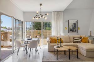 Townhouse with pool by Costarentals- Ref 199