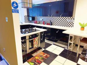 Charming 3-bedroom House with Garden in Portsmouth, Close Parking, Train Station & Gunwharf
