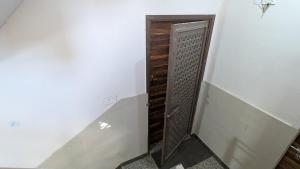 Solitaire - Luxurious & Peaceful 3BHK by the Lake & Golf Course