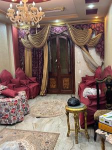 شقه مكيفه بالكامل لك بميت خميس قريبه من جامعه المنصوره والنيل