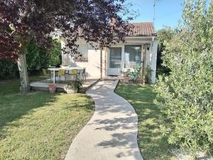 Maisons de vacances Maison avec grand jardin arbore : photos des chambres