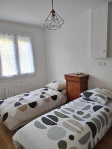 Maisons de vacances Maison avec grand jardin arbore : photos des chambres