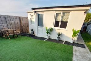 1 Bed-Sleeps 4-Private Garden-Free Parking