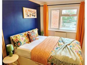 Charming 3-bedroom House with Garden in Portsmouth, Close Parking, Train Station & Gunwharf