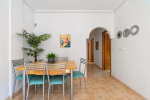 precioso apartamento soleado, con piscina, cerca del mar