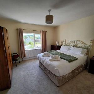 Abbeyfeale Home - Sleeps 6 - Convenient Location