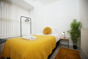 Milestone House By N And N Stays, Contractor Friendly, 6 Bed house, Sleeps 10, Private Parking, WIFI