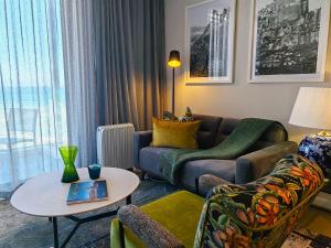 Wavescapes Chic Seaside Stay