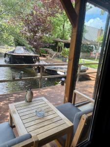 Casa aan de Plas, B&B met sauna en hottub of jacuzzi