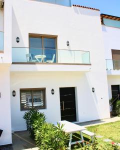 Maison avec 2 piscines vue mer et montagne