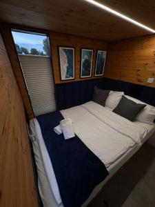 Ruheoase am Wasser, Sauna-Hausboot in Naturidylle