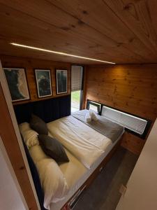 Ruheoase am Wasser, Sauna-Hausboot in Naturidylle