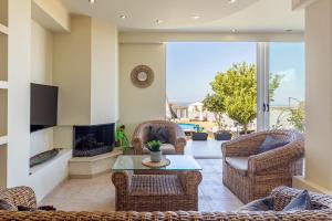 Istamnos Terra Villa Boho Nest- Shared Pool 1