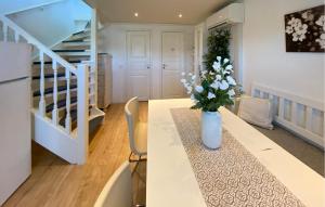 2 Bedroom Lovely Home In Köpingsvik