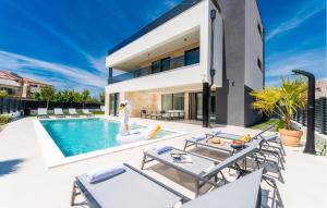 Cozy Home In Privlaka With Sauna