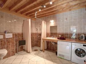Maisons de vacances Gite charmant avec cheminee, terrasse, et jardin prive a Saint-Just-en-Bas - FR-1-496-19 : photos des chambres