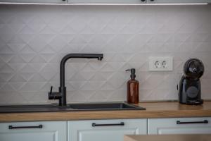 NEW LILI Apartment - Cosy Sea View Apartment with Free Parking