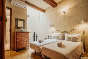 Mohba Townhouse, Private Roof Top Jacuzzi, Garden, BBQ by Haven & Keys Malta