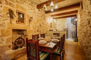 Mohba Townhouse, Private Roof Top Jacuzzi, Garden, BBQ by Haven & Keys Malta