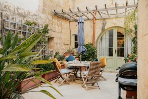 Mohba Townhouse, Private Roof Top Jacuzzi, Garden, BBQ by Haven & Keys Malta