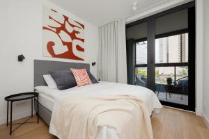 Luxury Apartment with Balcony & Air Conditioning in the Centre of Warsaw by Renters Prestige