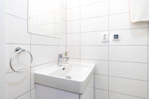 ALURE RESIDENCES 12 & 24h self check-in & private parking next to the apartment building included, CITY CENTER right on SNP Square in a quiet passage, new building, best deal in town