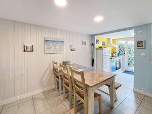 Maison rénovée, à 300m de la plage et proche commerces, avec terrasse et jardin, tout confort - FR-1-361-131