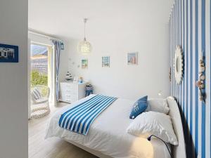 Maisons de vacances Maison renovee, a 300m de la plage et proche commerces, avec terrasse et jardin, tout confort - FR-1-361-131 : photos des chambres