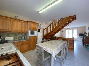 Maisons de vacances Maison rustique au centre-ville, proche plage, avec jardin et 3 chambres ! - FR-1-22-223 : photos des chambres