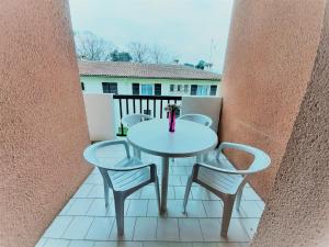 Appartements Appartement lumineux a 5 min des plages et commerces avec balcon, barbecue et parking inclus - FR-1-239-608 : photos des chambres