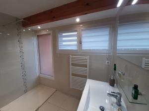 Appartements Appartement lumineux a 5 min des plages et commerces avec balcon, barbecue et parking inclus - FR-1-239-608 : photos des chambres