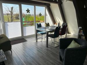 Nurdachhaus mit Blick ins Grüne- ruhige Lage nahe Yachthafen Fedderwardersiel