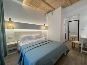 Patras Rooms est 1990